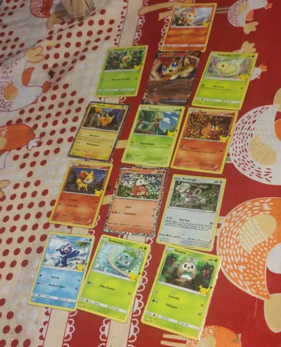 Lote 13 Cartas Pokémon TCG - Pikachu Holo 25 Anos + Victini ex