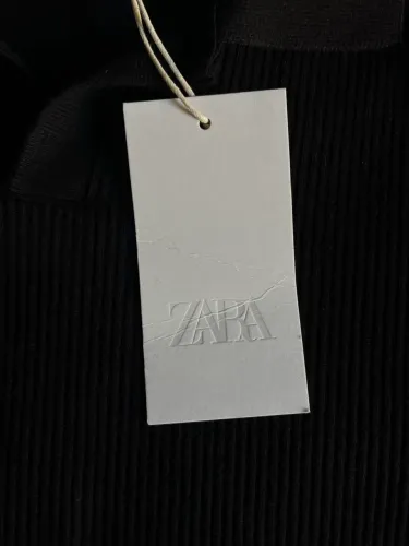 Polo Zara com textura vertical