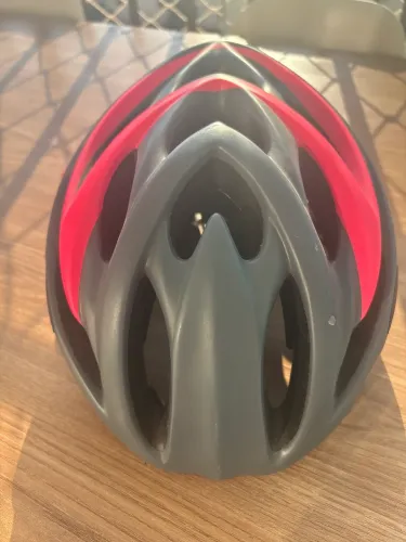 O produto na imagem é um capacete de ciclismo High One, modelo Volcano