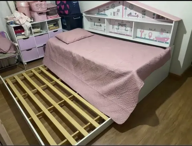 Cama auxiliar, cômoda e guarda-roupa 