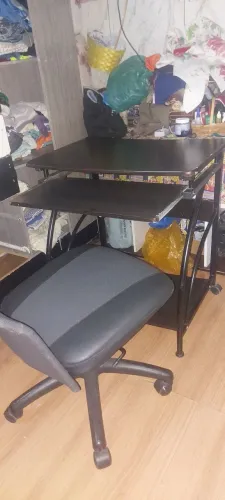 Cadeira e mesa de computador