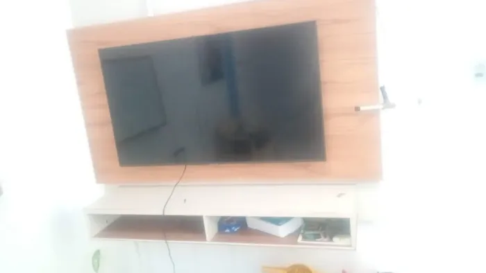 Rack com tv a tv tá com problema na tela o rack tá novo 