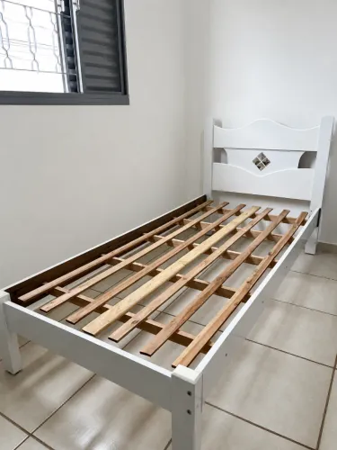 Cama de solteiro branca em excelente estado de conservação