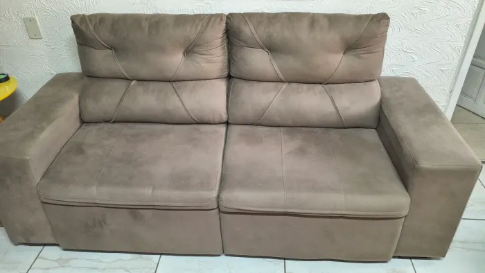 2 Sofás 3 lugares, 2m cada, na cor bege em perfeito estado. 