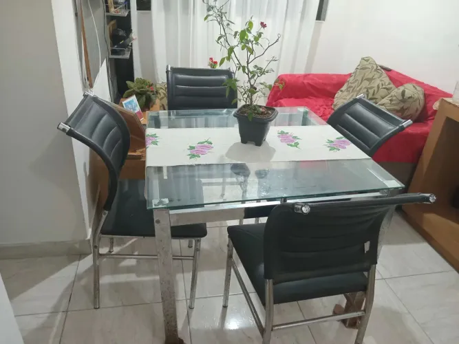 Mesa com 04 cadeiras