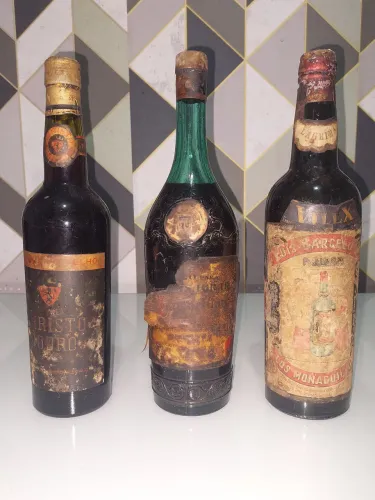 Vinhos Antigos Decorativos e Colecionáveis - Lote com 3 Garrafas
