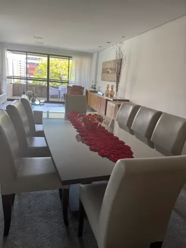 Oito cadeiras de mesa de jantar