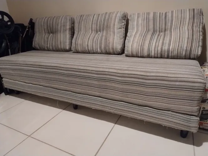 Sofá cama c/ 3 almofadas