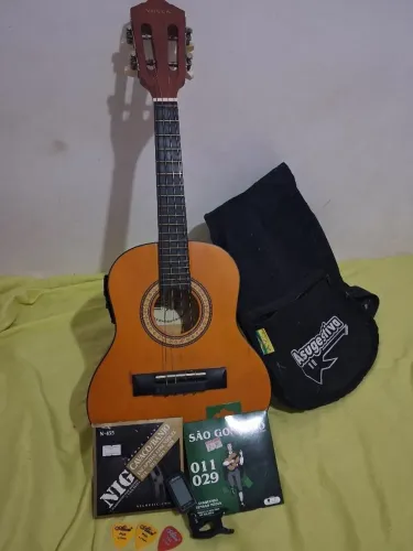 Vendo cavaco vogga, com capa, 3 paletas 2 pacotes de cordas extras e afinador