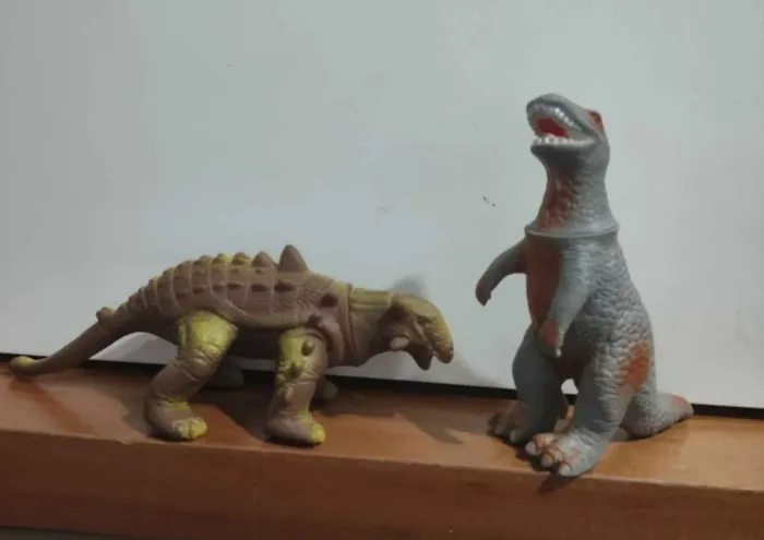 Brinquedo dois bonecos de dinossauros emborrachados