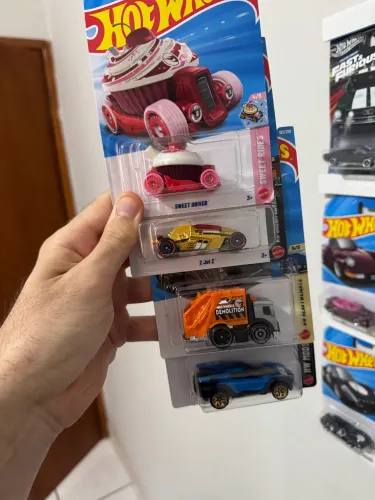 4 Hot Wheels TH