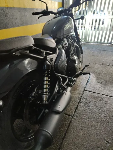 Vendo Royal Enfield Shotgun 650 25/26, com apenas 789 km rodados.