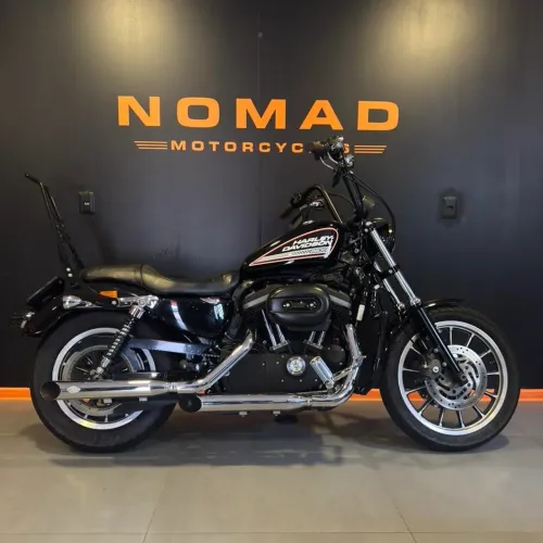 Harley-Davidson 883R com acessórios