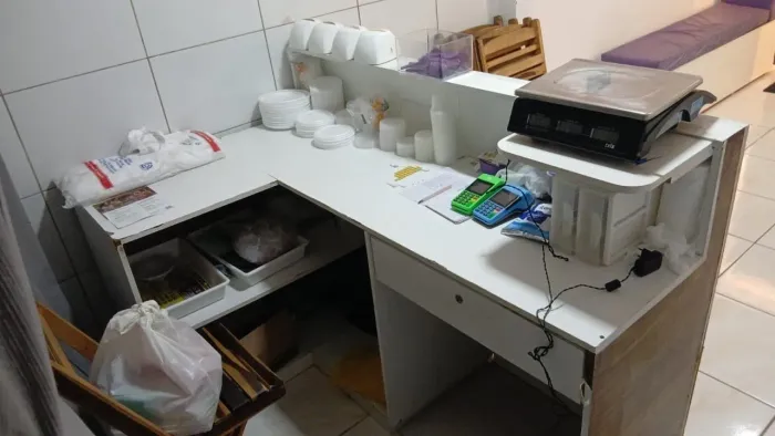Mix de guloseimas, balcão, 2 sofás, e 2 nicho 