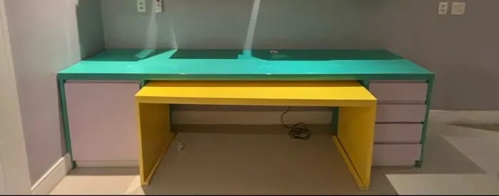 Escrivaninha infantil com gavetas e porta em Lacca