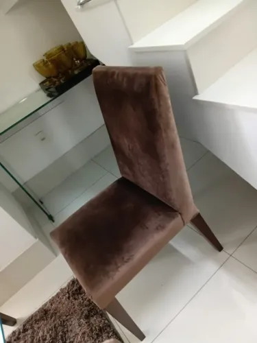 Conjunto com 8 Cadeiras de Jantar Estofadas em Suede Marrom com Pés de Madeira