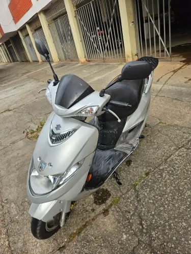 Suzuki Burgman 125 com baú