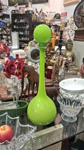 Garrafa de vidro vintage referida como modelo "bola" ou "nariz de palhaço". 55 centim