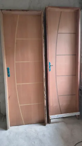 Kit de porta de madeira, sendo uma de 60 e a outra de 70.