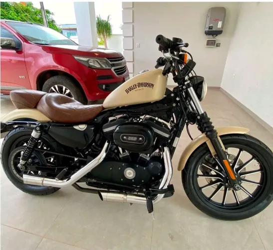 Harley-Davidson Iron 883 (XL883N) 2014 com capa de garagem ? Revisada<br>