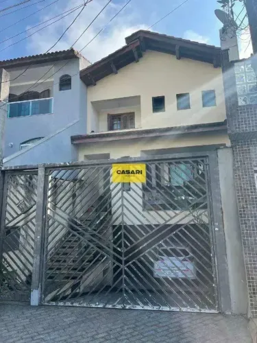 Sobrado charmoso com 4 dormitórios, vista livre e acabamento em madeira nobre no Terra Nov