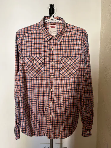 Camisa xadrez Levis. Tam. M. Confeccionada em 100% algodão. Possui dois bolsos frontais.