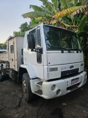 FORD CARGO 1317 - ANO 2010 - CABINE SUPLEMENTAR E CAÇAMBA BASCULANTE 