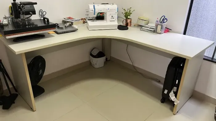 Mesa de escritório em L