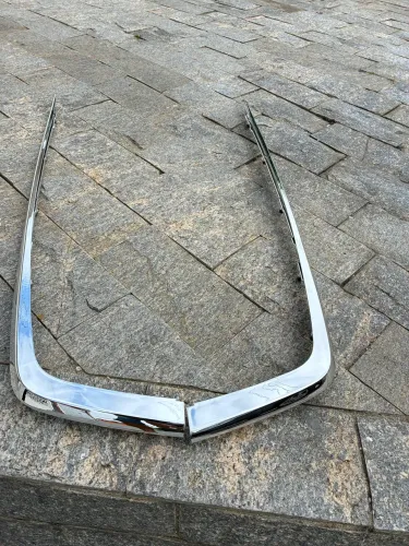 Par de frisos para choque traseiro omega