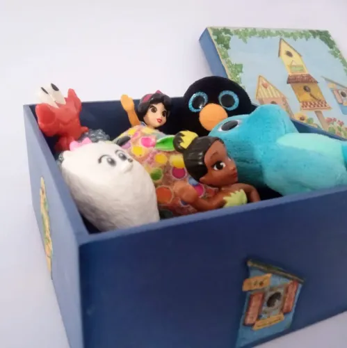 Caixa MDF, com 8 brinquedos personagens, leia descrição 