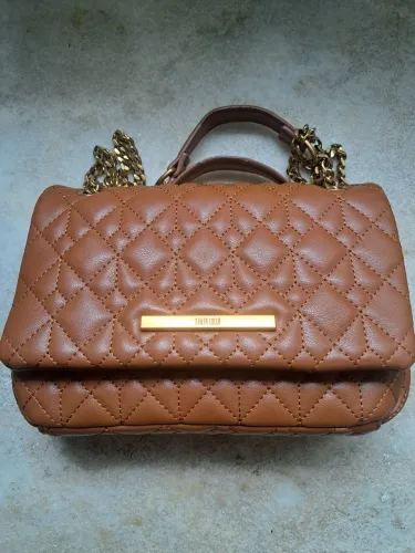BOLSA SANTA LOLLA MATELASSÊ CARAMELO COM CORRENTE
