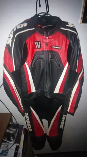 Macacão para andar de moto.