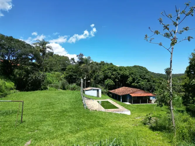 Crie seu Refúgio dos Sonhos: Sítio com Água Abundante, Lazer Completo e Casa para Personal