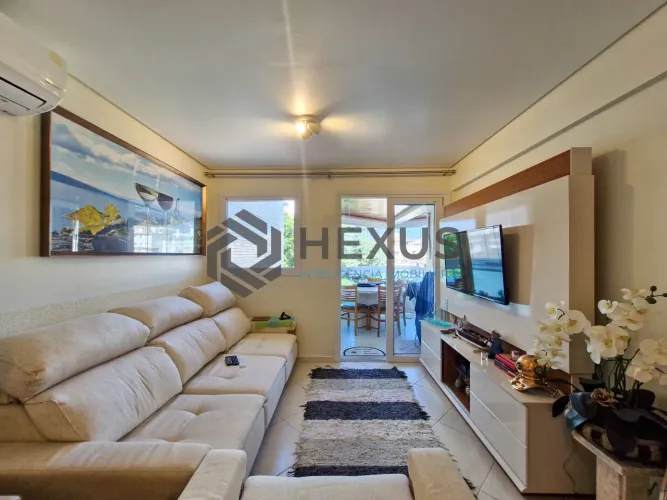 Apartamento reformado com varanda e lazer a 1 quadra da praia nas Astúrias, Guarujá
