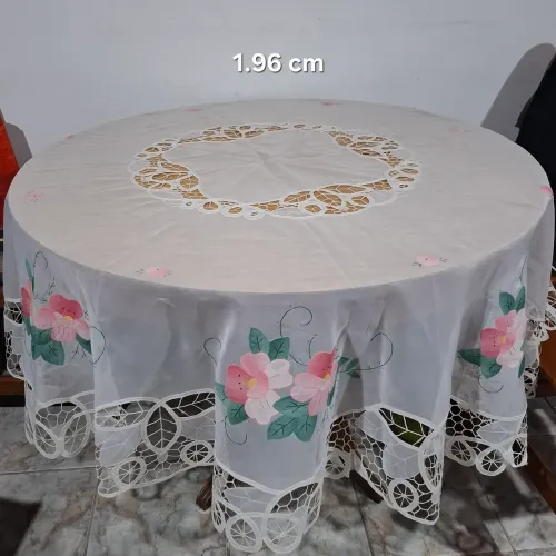 Toalha de mesa com barrado bordado.