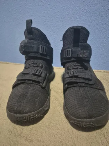 Tênis lebron James Nike 37