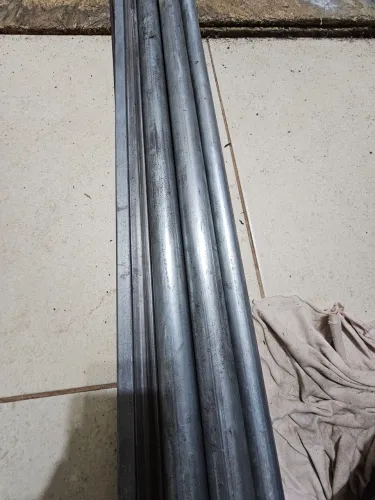 Vários tubos metalon + barra roscada