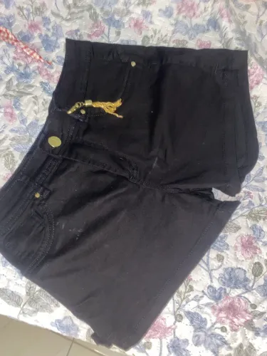 Short preto com detalhe dourado