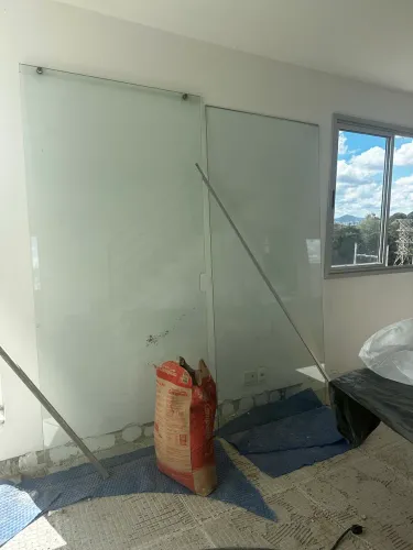 Porta em duas folhas de vidro temperado 