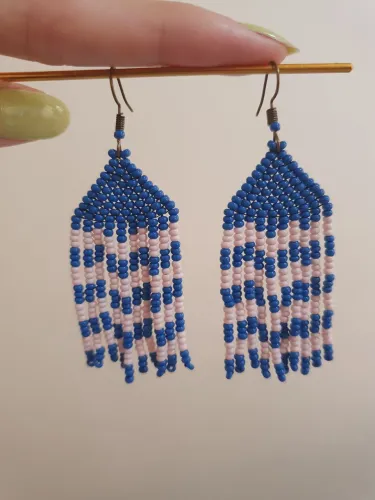 Brinco artesanal em miçangas Ondas