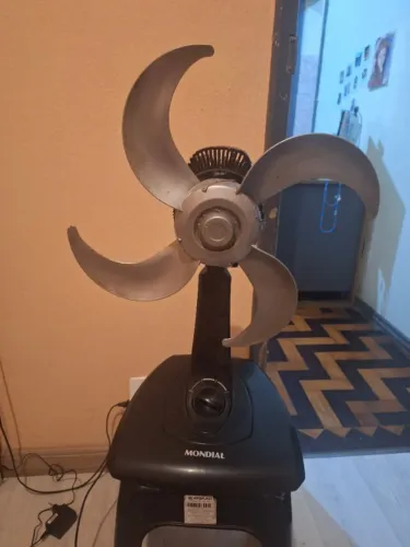 Vtilador em usso, venta perfeitamente, mas está sem a grade de prote?ão.