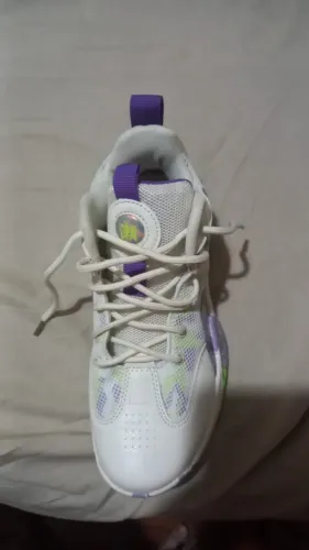 Tênis de voleibol e basquete feminino
