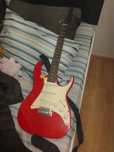 Guitarra Golden vermelha em ótimo estado