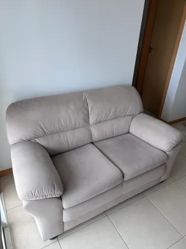 Sofá 2 lugares - bege claro - confortável - pouco uso 