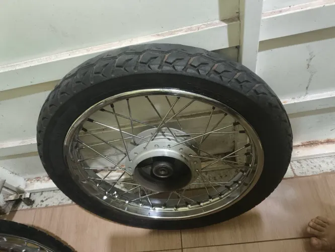 Vendo par de rodas com pneu e camara juntos a roda traseira tem um trinco