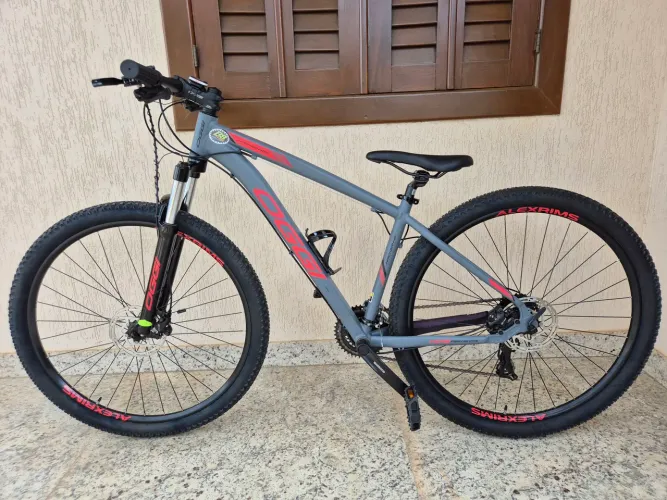 bicicleta OGGI modelo Hacker HDS