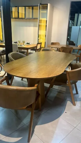 Mesa de jantar orgânica 
