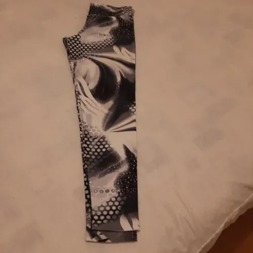 calça legging, de lycra cotton, tamanho M, cor preta com estampas, nova, nunca usada.