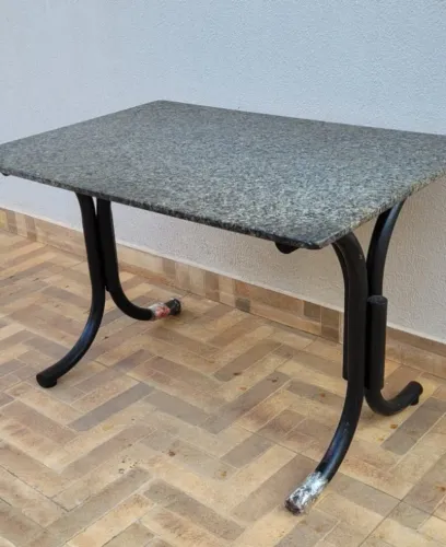 Mesa com tampo de mármore 1,18 cm x 81 cm