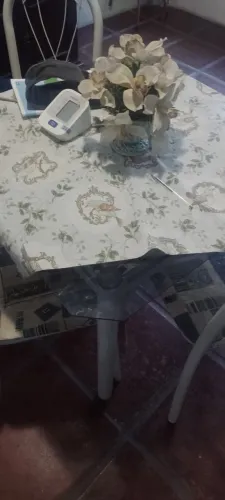Mesa 4 lugares com tampo de vidro e com 4 cadeiras